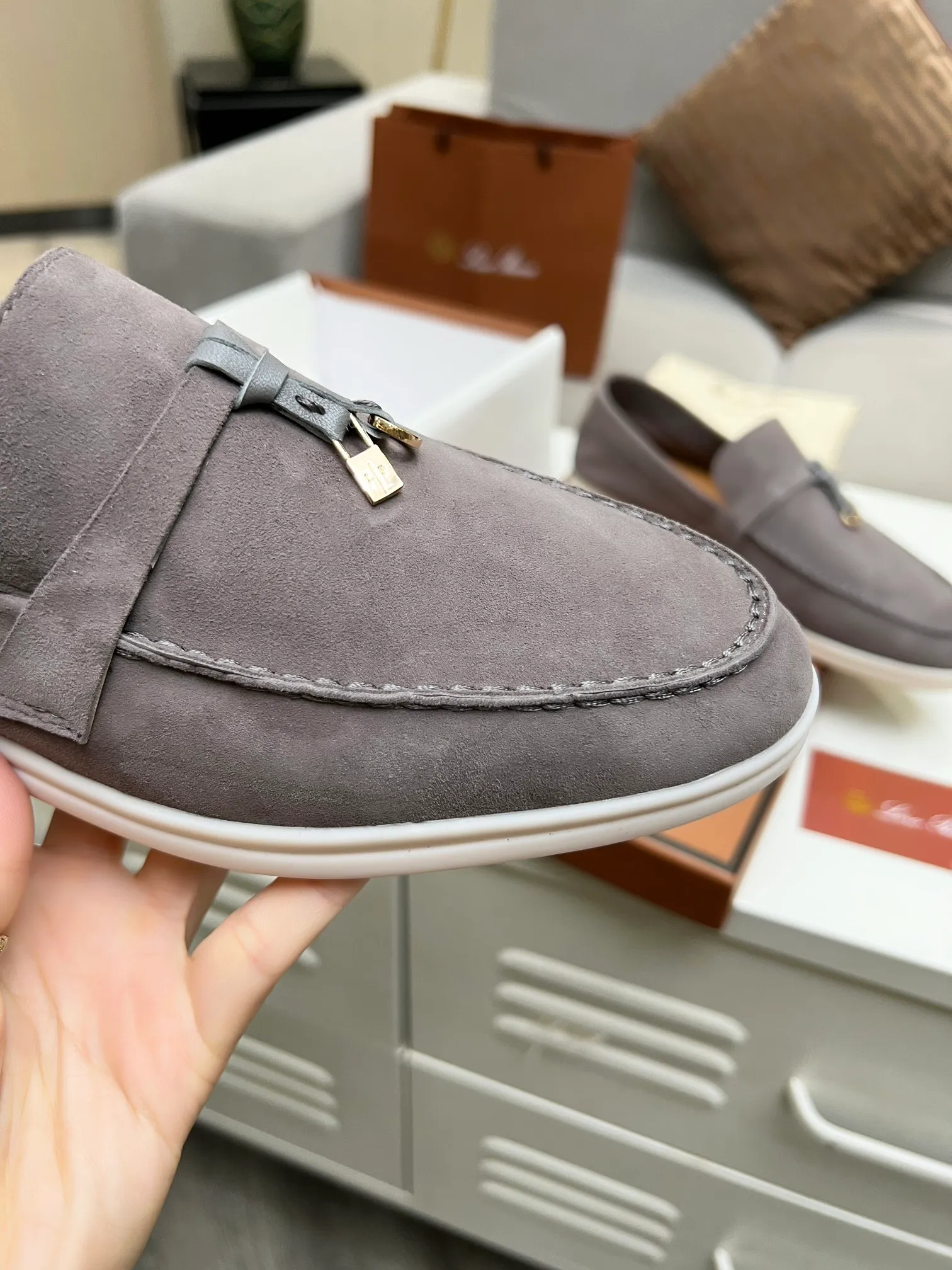 👟👟Ex-factory price 480👟👟 【Loro Piana】Italian top cashmere is fashionable and classic, and the leather is also practical and still of the highest quality on the Internet. Developed from the original board, the upper is made of Yangjing silk and is smooth. Leather lining, wear-resistant high-elastic beef tendon bottom. Size: 35-42, (men’s +10)
